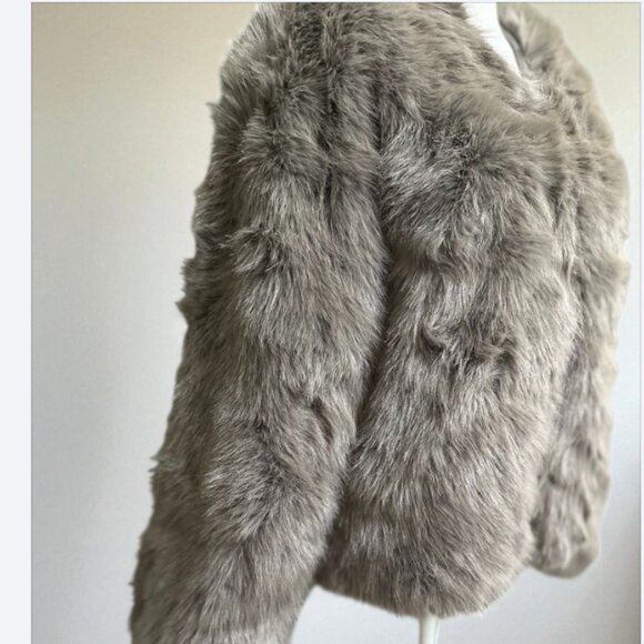 Women’s Gray Faux Fur Jacket – Soft Plush Elegant Coat - Picture 8 of 8